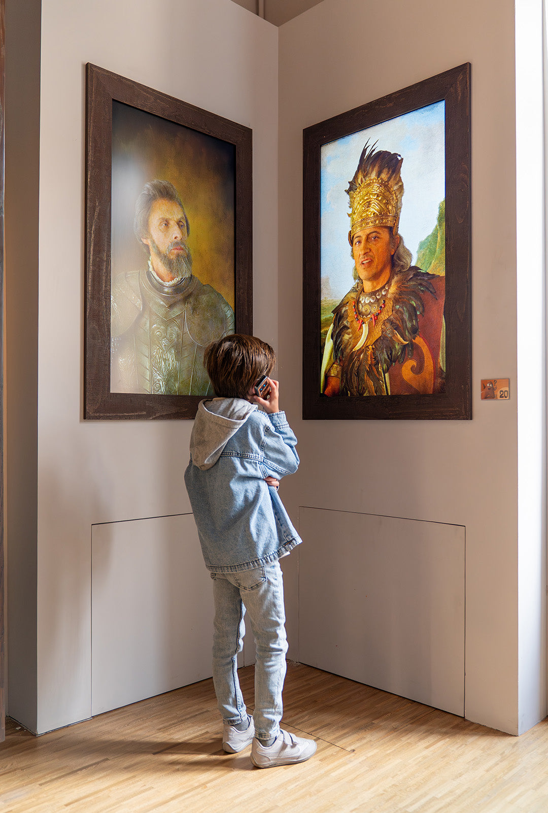 nino viendo arte