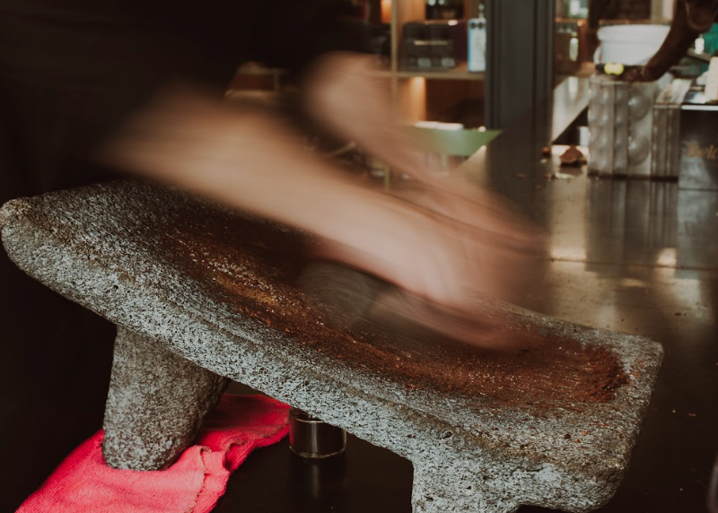 movimiento de metate para moler cacao y hacer chocolate