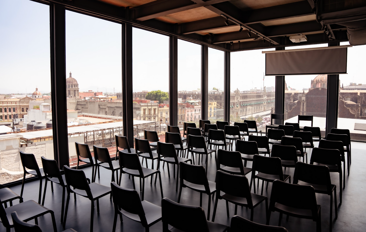 Auditorio abierto con vista a la catedral y templo mayor