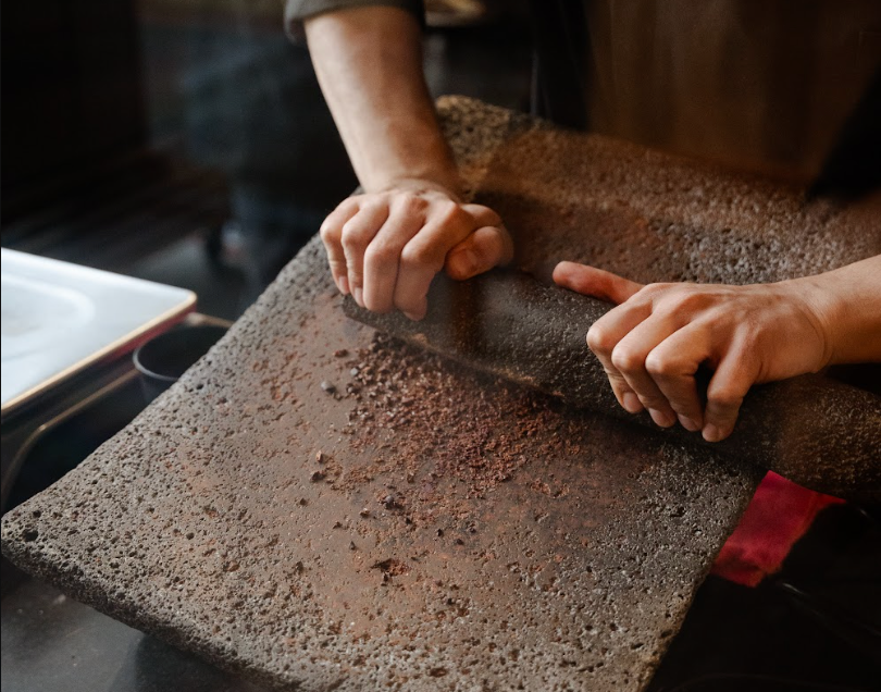 metate moliendo cacao para hacer chocolate